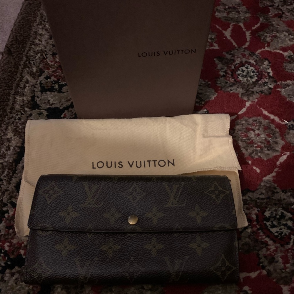 EUC LOUIS VUITTON SARAH WALLET IN MONOGRAM PRINT